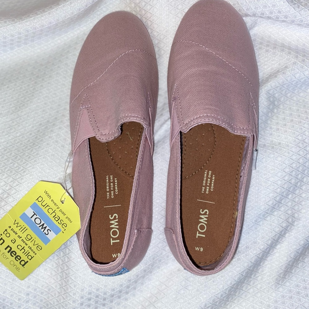 NWT Toms